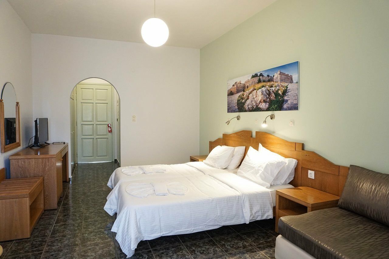 Dioni Hotel Adelianos Kampos Buitenkant foto